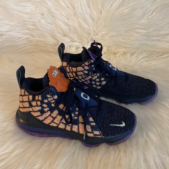 Nike LBJ Kids Sneakers | Size 1 - Picture 2 of 5